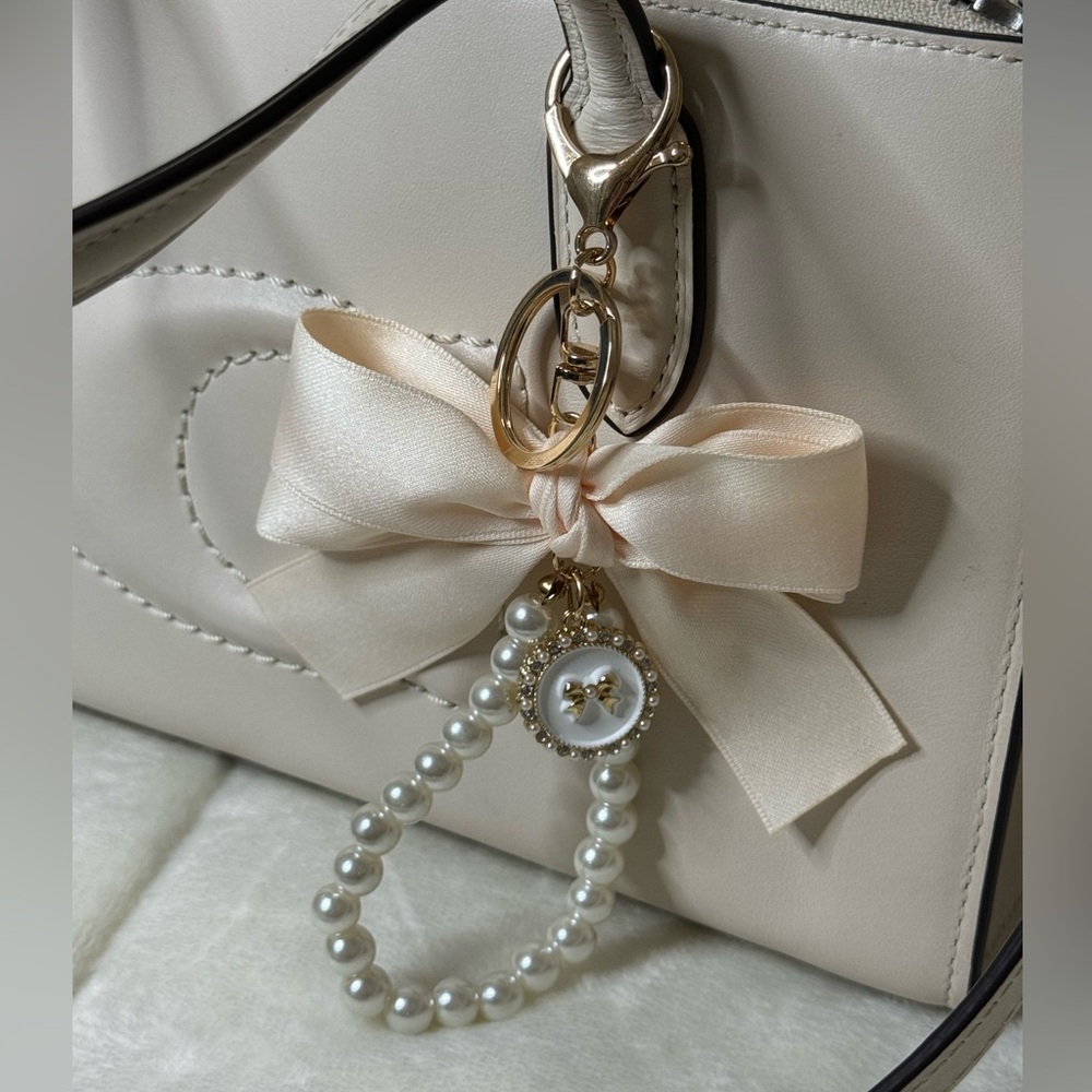 Bow and pearl keychain/bagcharm